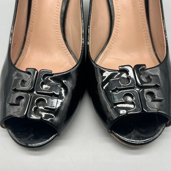 Tory Burch Black Patent Leather Peep Toe Wedge Pumps Logo Medallion 7.5M 5930L - Picture 2 of 10